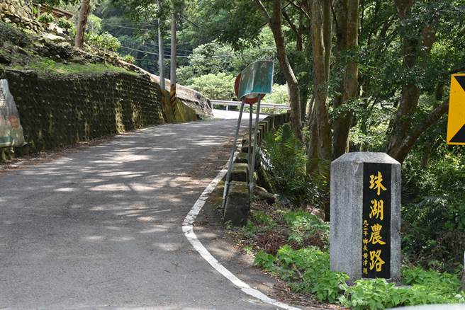 苗栗县政府原民中心争取经费修护中兴部落特色道路。（谢明俊摄）