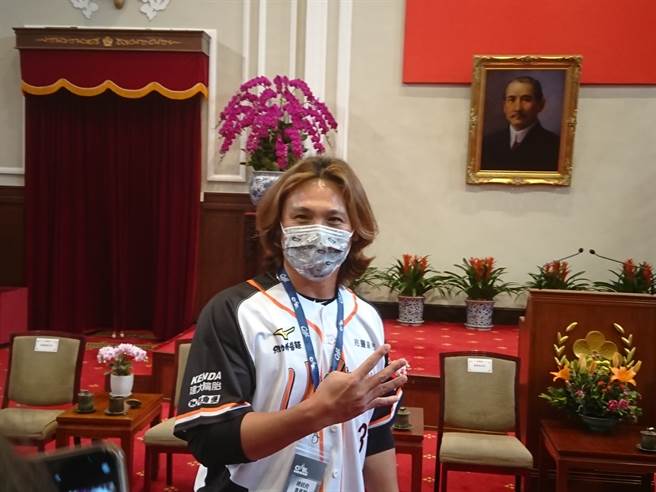 陳鏞基伸手比出「四」的手勢，今天是他第四次進入總統府覲見總統。（廖德修攝） 