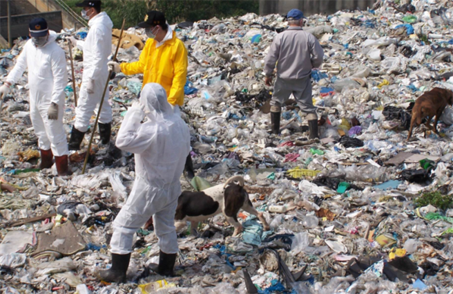 王熙宏杀妻弃尸，头份警分局专案小组当年前往竹东垃圾掩埋场开挖找尸块。（中时资料照）