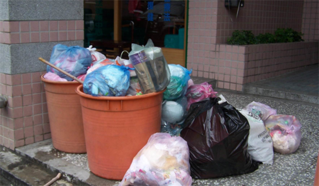 王熙宏杀妻分尸后，丢弃尸包的第一现场是当年大厦前堆积如山的垃圾，准备由竹东清洁队垃圾车载往垃圾掩埋场处理。（中时资料照）