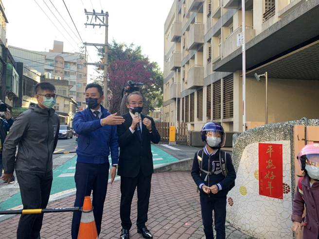 新竹市長林智堅（中）今天一早到關東國小了解校園防疫狀況。（陳育賢攝）