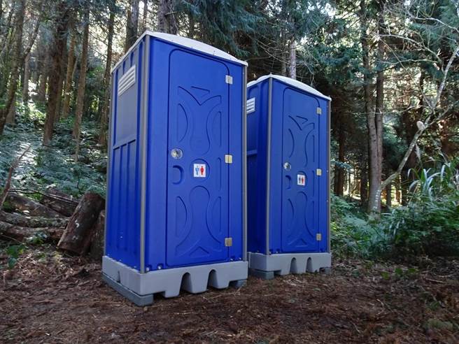 新竹林管處在加里山大坪登山口設置2座流動廁所。（林務局提供／謝明俊苗栗傳真）