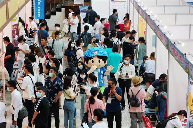 劳动力发展署中彰投分署自25日起，分别于台中、彰化、员林、南投等地区办理5场次，释出1706个以上的工作机会。（劳动力发展署中彰投分署提供／卢金足台中传真）