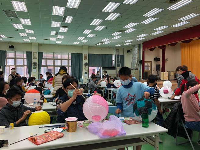 活动中大小朋友们发挥创意，用水彩画上喜欢的图腾，透过自行创作，并了解中华文华的精神与价值。（市议员陈文政服务处提供／张妍溱台中传真）