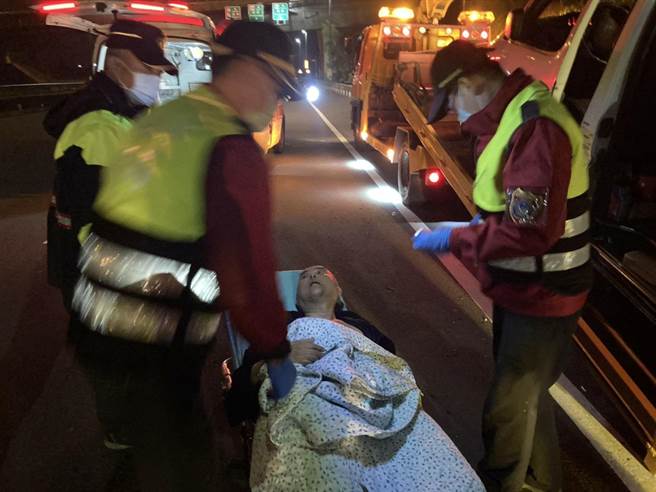 通霄警分局乌眉所员警通报消防分队救护车赶往国3通霄交流道将中风的庄姓驾驶送医急救。（通霄警局提供／谢明俊苗栗传真）