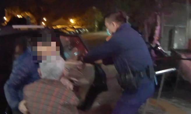 竹南警分局造桥所员警助温姓老妇回家。（竹南警分局提供／谢明俊苗栗传真）