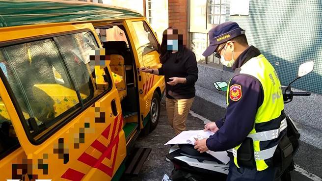 蘆洲分局加強護童與取締違規學幼童車（警方提供／戴上容新北傳真）