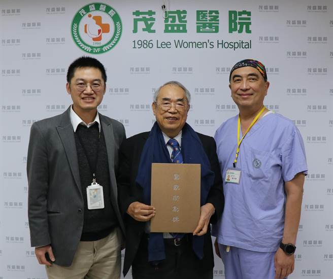 台中茂盛医院与交通大学生医工程研究所共同研究并测试：人工生殖微流体晶片「精液求精」获2020年国家新创？肯定，茂盛医院院长李茂盛(中)与该院生殖中心主任黄俊嘉(右)与交大生医所教授锺成晏开心合影。（茂盛医院提供／冯惠宜台中传真）