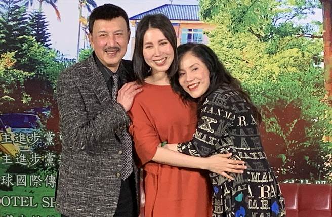 余苑绮(中)才刚熬过癌症復发，准备年后復出，却又发现直肠癌二度復发。(中时资料照片)