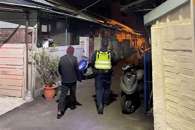 徐姓女子因迷路，离家2日，雾峰分局四德派出所员警22日发现徐女，帮忙将她送回家。（雾峰分局提供／黄国峰台中传真）