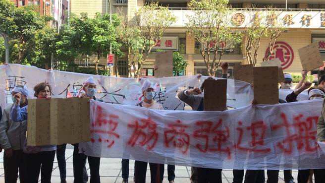 基隆市中正区富贵市场数十名摊商到基市府前拉白布条抗议。（陈彩玲摄）