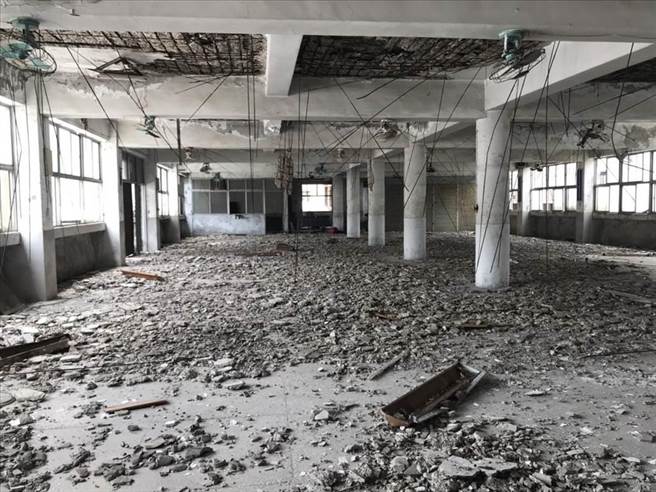 基隆市中正区富贵市场大楼为海砂屋，4楼天花板剥落，钢筋水泥外露，险象环生。（吴康玮摄）