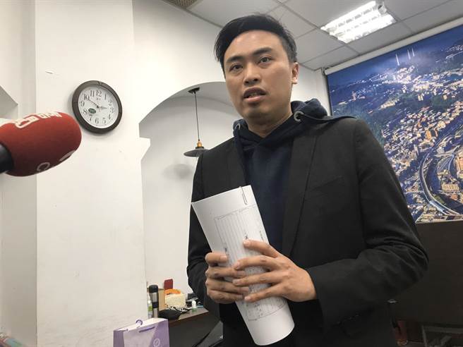 产业发展处长黄健峰回应表示，富贵市场经技师鑑定确实具危险性，市府协商后决定拆除。（陈彩玲摄）