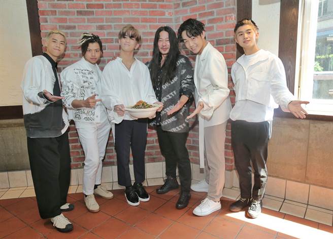 乱弹阿翔今与街舞男团B.T.O.D一同出席媒体餐会。（卢祎祺摄）