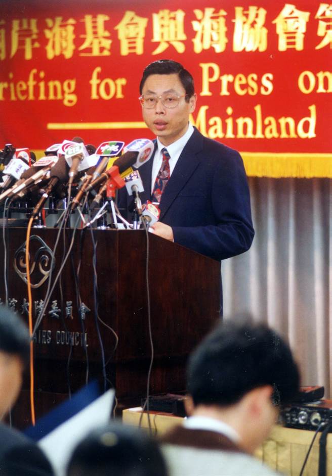 1993年12月，陸委會副主委高孔廉舉行記者會，針對即將召開的兩岸「台北會談」發布大陸政策說帖。(韓同慶攝)