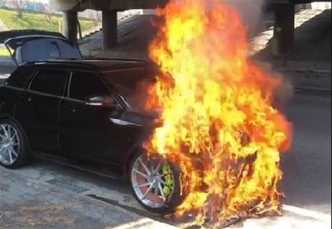 彰化交流道火烧车 200多万英国名车成废铁（民眾提供／吴敏菁彰化传真）