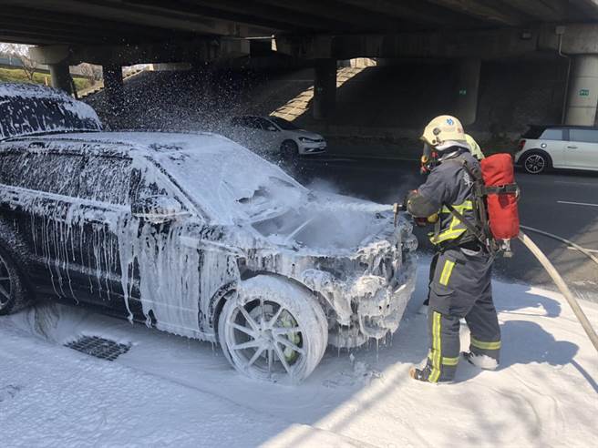 彰化交流道火烧车 200多万英国名车成废铁（民眾提供／吴敏菁彰化传真）