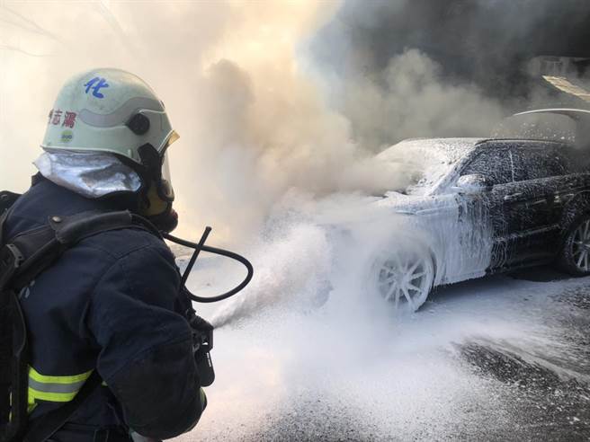 彰化交流道火烧车 200多万英国名车成废铁（民眾提供／吴敏菁彰化传真）