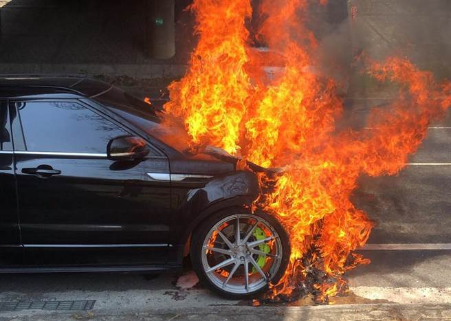 彰化交流道火烧车 200多万英国名车成废铁（民眾提供／吴敏菁彰化传真）