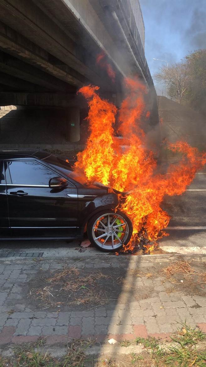 彰化交流道火烧车 200多万英国名车成废铁（民眾提供／吴敏菁彰化传真）