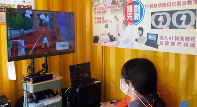 员荣医疗体系在员林市龙灯公园附近的凤梨公园打造防疫灯区，还设置临时货柜规画免费的互动体验，其中脑波赛车游戏，藉由脑波侦测仪，让体验者感受科学念力的神奇，藉此训练专注力，体验最新的智慧医疗。（谢琼云摄）