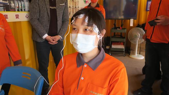 员荣医疗体系在员林市龙灯公园附近的凤梨公园打造防疫灯区，还设置临时货柜规画免费的互动体验，其中脑波赛车游戏，藉由脑波侦测仪，让体验者感受科学念力的神奇，藉此训练专注力，体验最新的智慧医疗。（谢琼云摄）