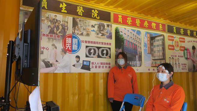 员荣医疗体系在员林市龙灯公园附近的凤梨公园打造防疫灯区，还设置临时货柜规画免费的互动体验，其中脑波赛车游戏，藉由脑波侦测仪，让体验者感受科学念力的神奇，藉此训练专注力，体验最新的智慧医疗。（谢琼云摄）