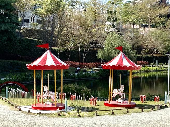 喜气洋洋的红色游乐园帐棚造型，搭配可爱旋转木马，吸引很多民眾来拍照。（卢金足摄）