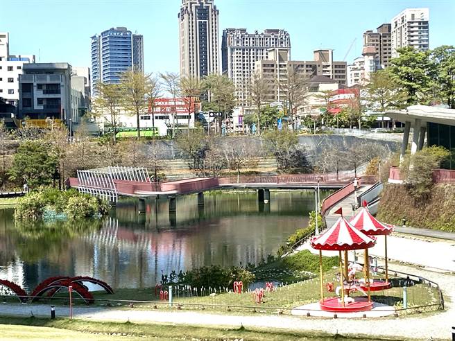 秋红谷生态公园的旋转木马将展至四月汛期前。（卢金足摄）