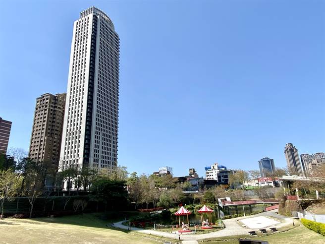 秋红谷景观生态公园属于大型城市内下凹绿地公园，兼具绿色生态水池、景观、滞洪、排水与调节空气品质等特色。（卢金足摄）