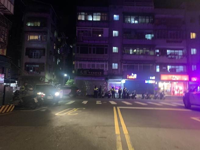 20日深夜景华街一处开发公司发生纠纷，警方派出大批警力到场了解。（图：翻摄自网路）