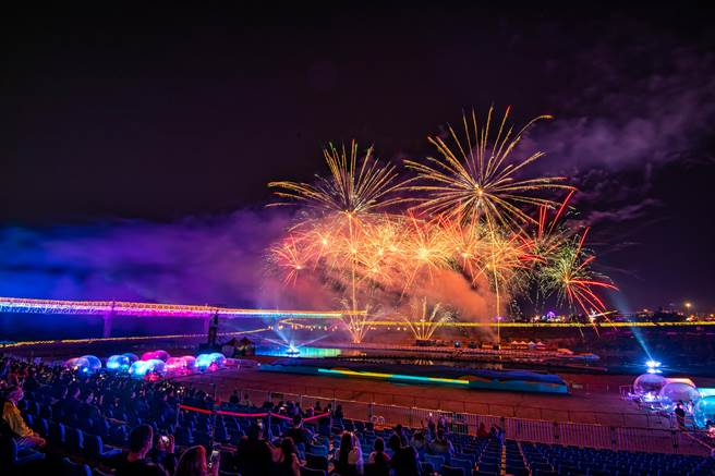 南投燈會水舞煙火秀，請遊客把握最後遊賞時機。（南投縣政府提供／廖志晃南投傳真）