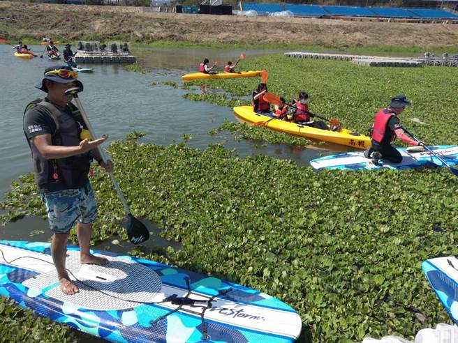 南投燈會，免費立槳、划船體驗。（南投縣政府提供／廖志晃南投傳真）