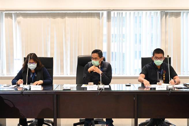 台中市府经发局长张峯源（中）表示，「招商工作小组」扮演投资推手角色，协助企业及投资人排除投资障碍。（台中市府提供／卢金足台中传真）