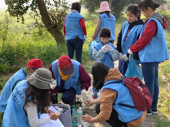 台南市水环境守护志工队的主要任务为巡检水域环境。（市府环保局提供／洪荣志台南传真）