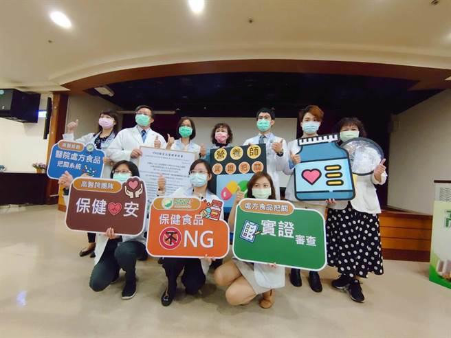 高医首创「处方食品审查把关系统」，该服务获SNQ国家品质「医院医事服务组」标章认证，提供民眾谘询保健食品怎么吃才不NG。（柯宗纬摄）