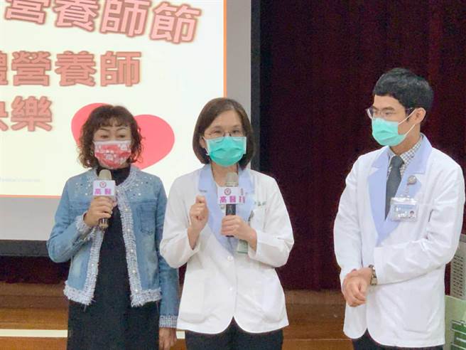 罹患慢性肾臟病的林姓钢琴老师（左）在肾臟内科医师建议下，开立适合肾臟病友的维生素与微量元素，才安心摄取。（柯宗纬摄）