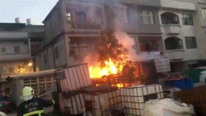 金門金城鎮民族路1家五金材料行堆放料件的空地突然起火，現場火勢十分猛烈。（金門縣消防局提供）