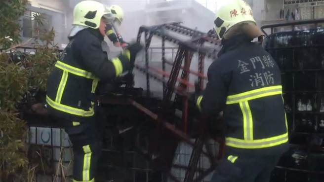 佈署3線水線分頭搶救，火勢很快撲滅。（金門縣消防局提供）