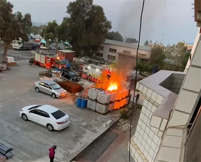 現場周遭建築物林立，且一旁停放多輛自小客車，所幸搶救得宜未遭波及。（金門縣消防局提供）