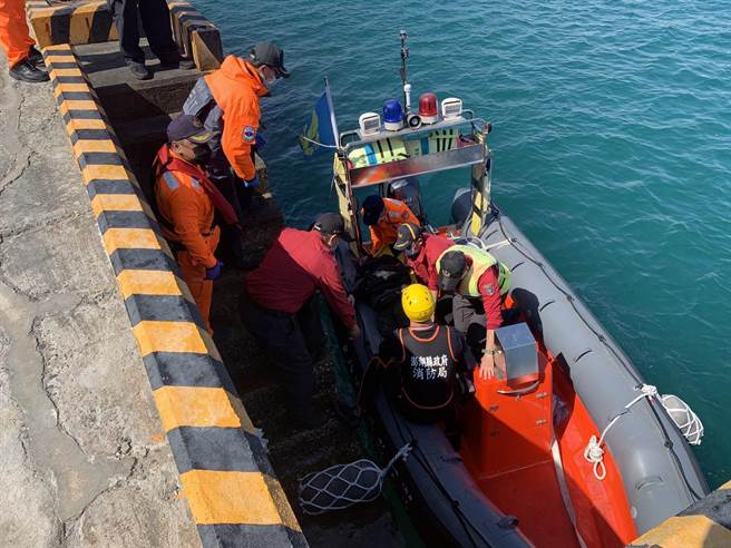 澎湖锁港杭湾海域发现溺水死亡案件，消防局获报抢救。（澎湖消防局提供／陈可文澎湖传真）