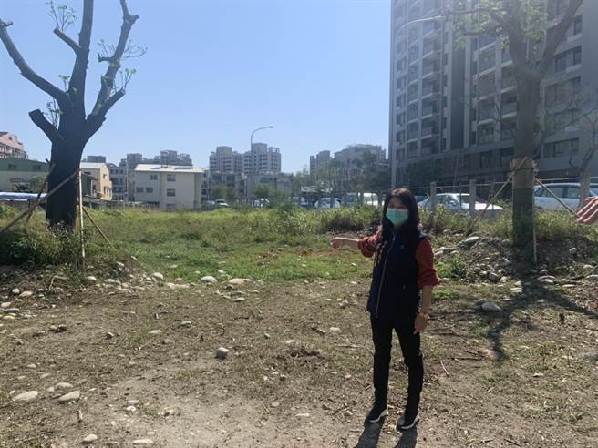 台中市乌日区乌日户政所后方一处空地，原本杂草丛生，经拨用给台中市府后，将开辟为简易公园。(吴琼华提供／林欣仪台中传真)