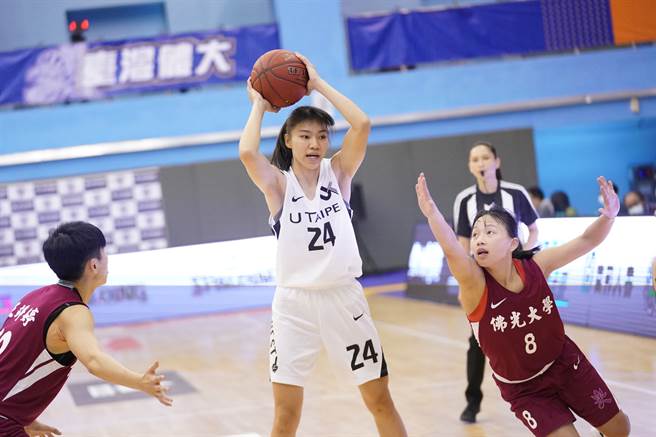 北市大廖玮晴今天缴出16分、14篮板「双十」数据，可惜北市大饮恨佛光大学，无缘挺进UBA本季4强。（大专体总提供）