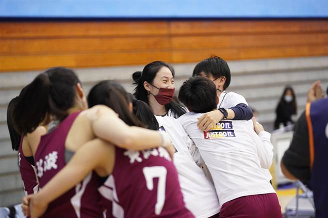 佛光大学女篮今天在UBA女篮6强复赛获胜，收下4强门票，赛后球员拥抱教练杨淑净（中）。（大专体总提供）