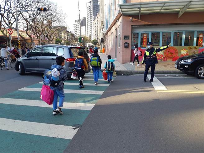 防疫開學首日!林口警執行護童勤務，共同守護學童安全。(林口分局提供)