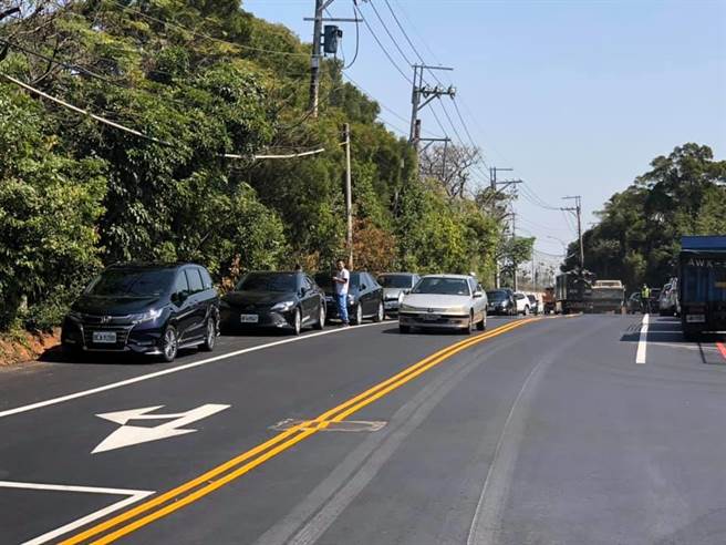 桃园杨梅区荣平路拓宽车流更顺畅。(吕筱蝉摄)