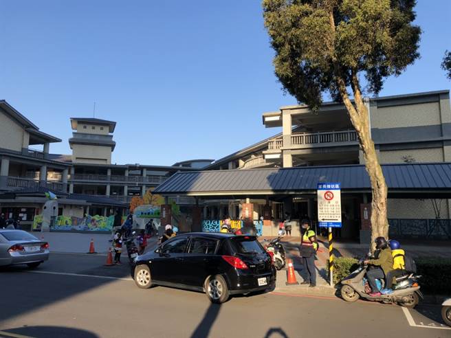 防疫開學首日!林口警執行護童勤務，共同守護學童安全。(林口分局提供)