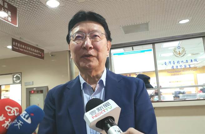 中廣董事長趙少康22日為中廣交易案赴台北地院出庭作證，稱自己買中廣沒被圖利，反而感覺「上當」。（黃捷攝）