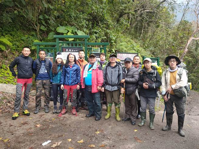 玉管处秘书邦卡儿．海放南（中）率队上山，抢救太鲁那斯驻在所。（玉管处提供／廖志晃南投传真）