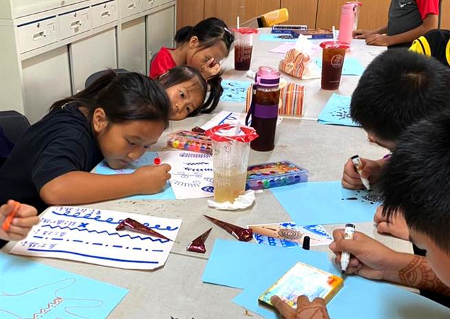 台湾世界展望会在金崙中心课后辅导办理Henna彩绘文化学习课程。（世展会提供）